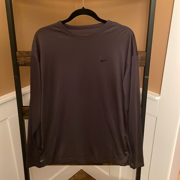 Nike Tech Shirt - Picture 1 of 4